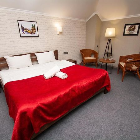 Три Сімки Otel Vışhorod Dış mekan fotoğraf