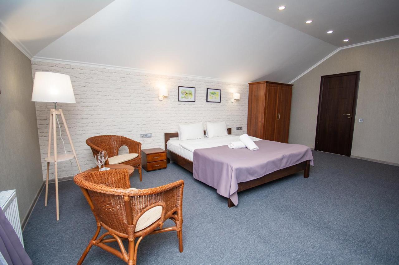 Три Сімки Otel Vışhorod Dış mekan fotoğraf