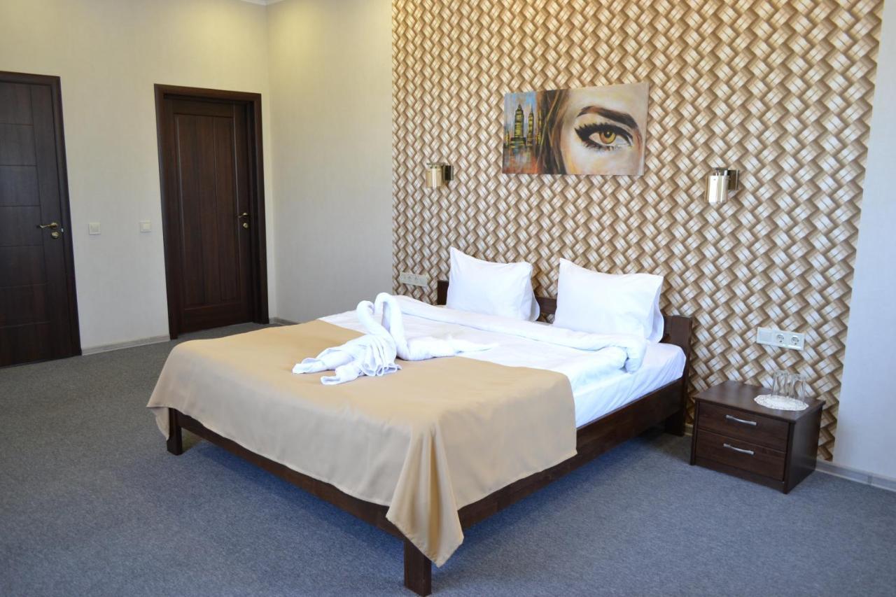 Три Сімки Otel Vışhorod Dış mekan fotoğraf
