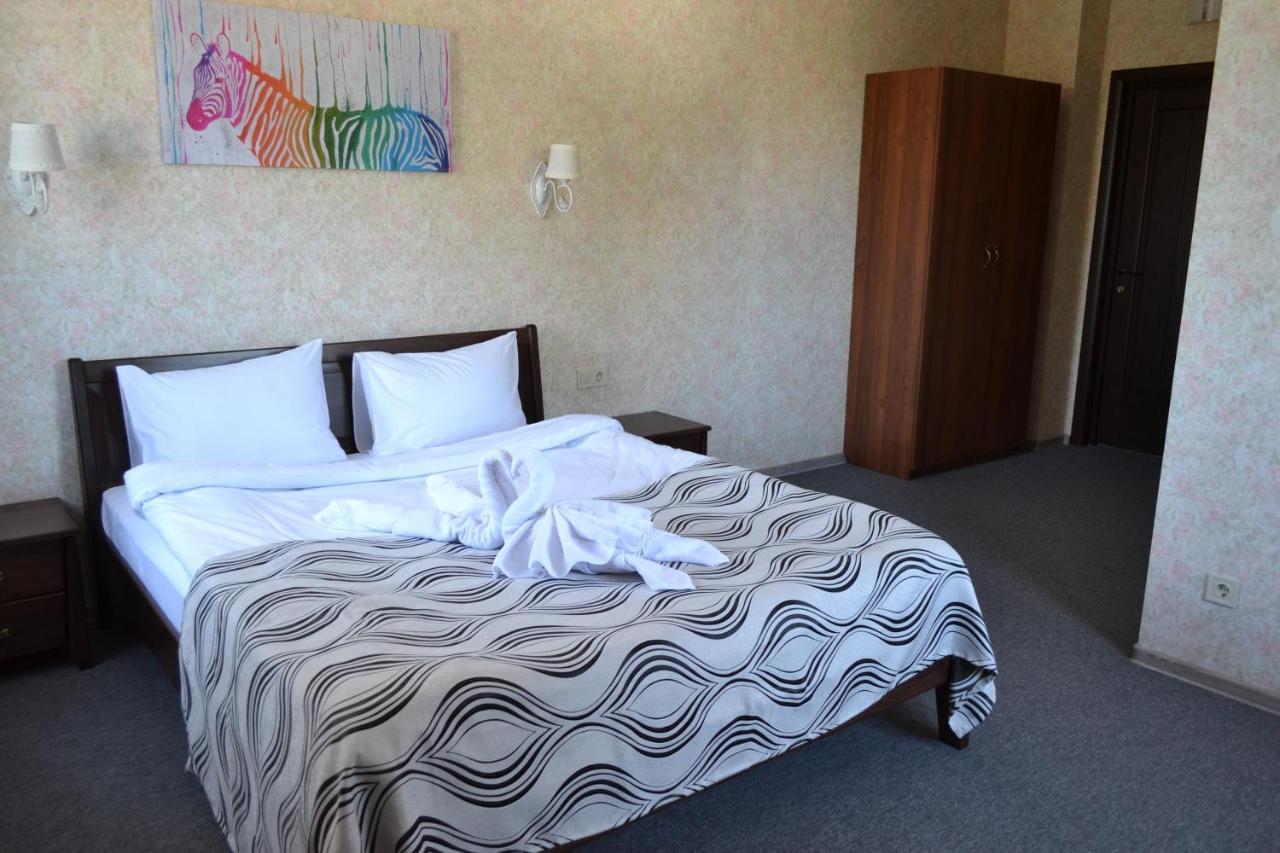 Три Сімки Otel Vışhorod Dış mekan fotoğraf