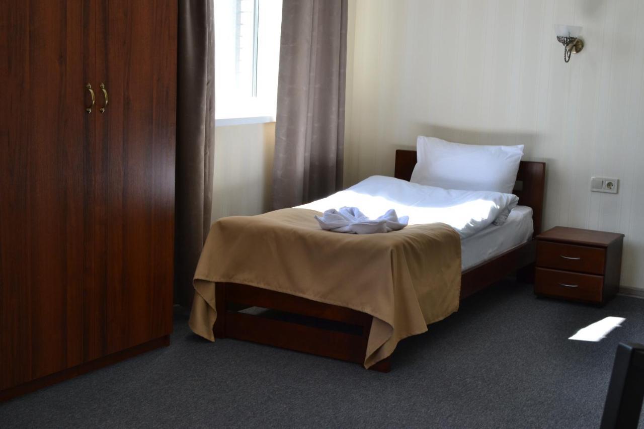 Три Сімки Otel Vışhorod Dış mekan fotoğraf