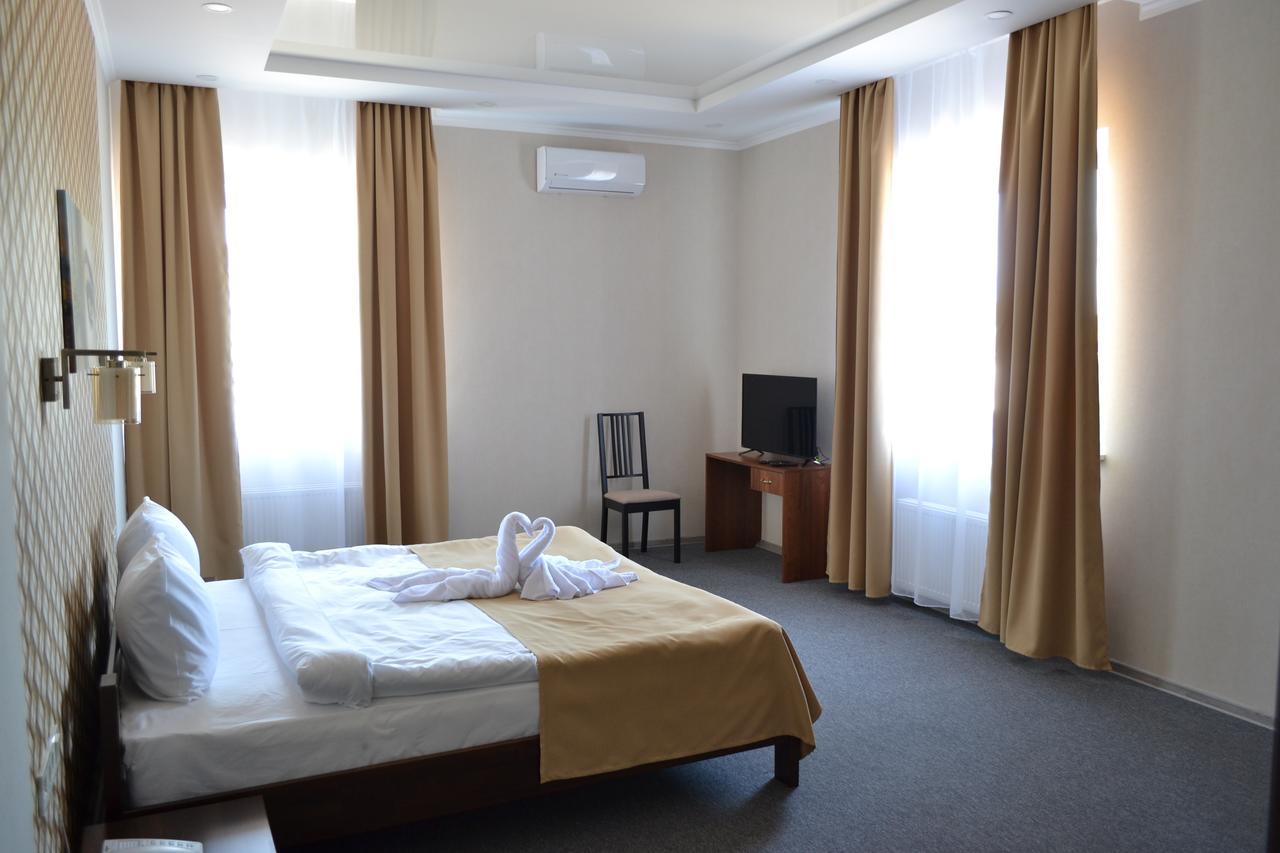 Три Сімки Otel Vışhorod Dış mekan fotoğraf