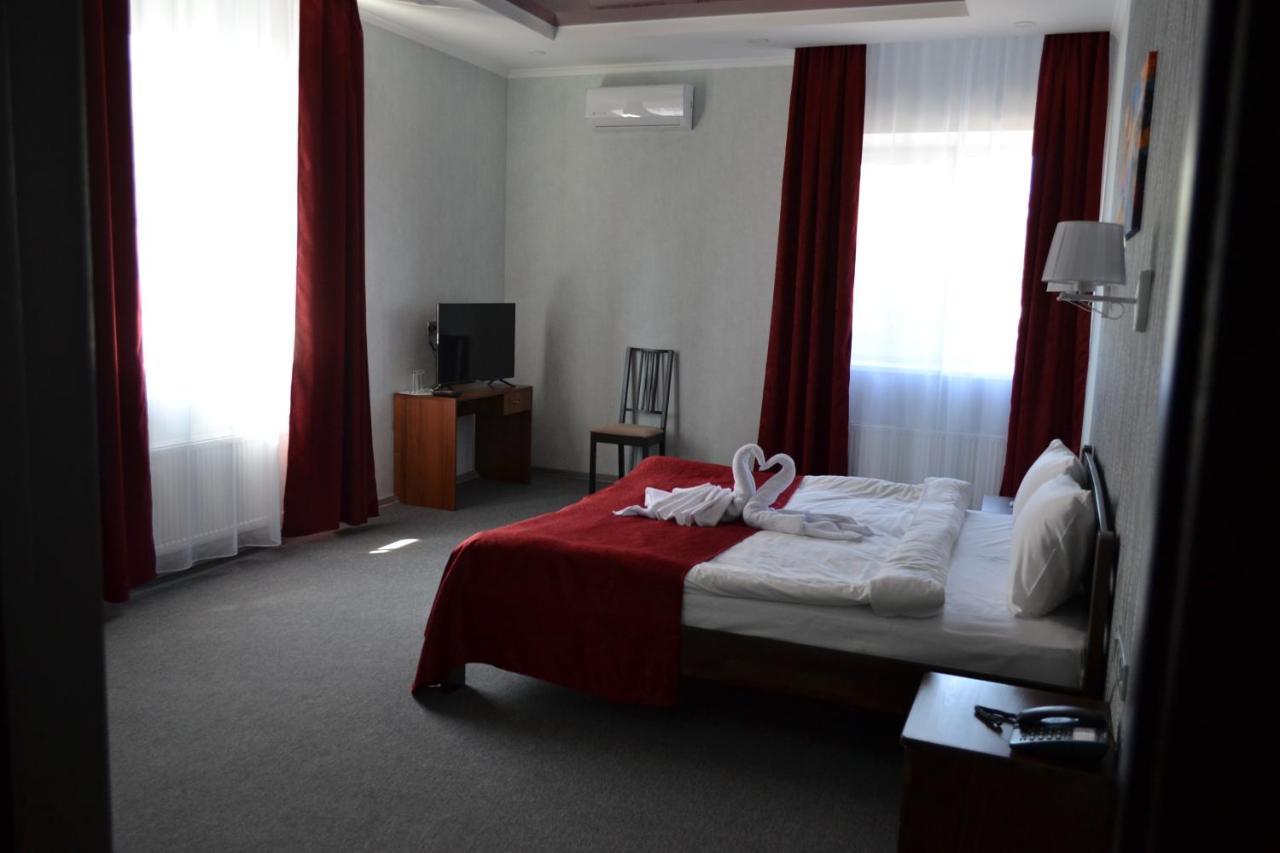 Три Сімки Otel Vışhorod Dış mekan fotoğraf
