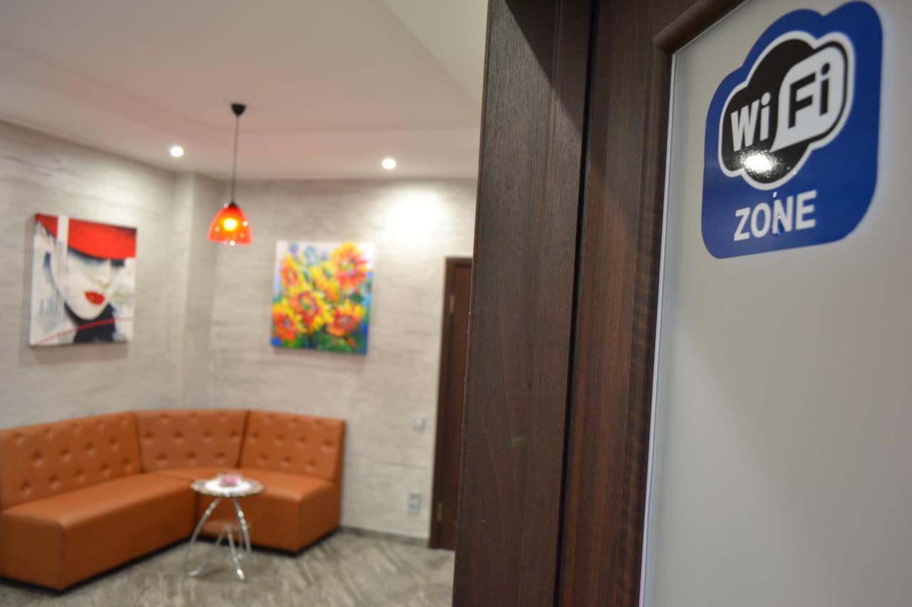 Три Сімки Otel Vışhorod Dış mekan fotoğraf