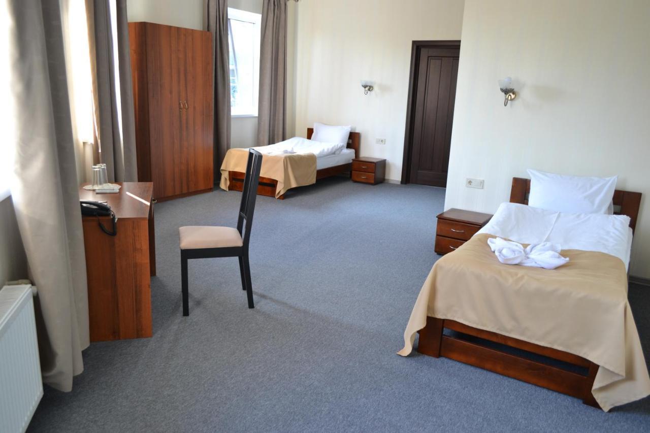 Три Сімки Otel Vışhorod Dış mekan fotoğraf