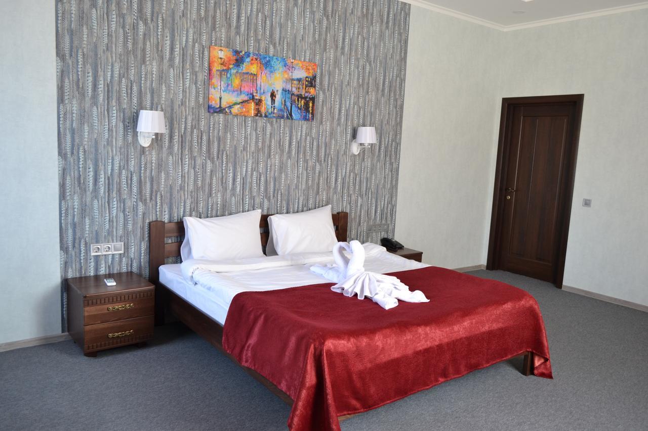 Три Сімки Otel Vışhorod Dış mekan fotoğraf