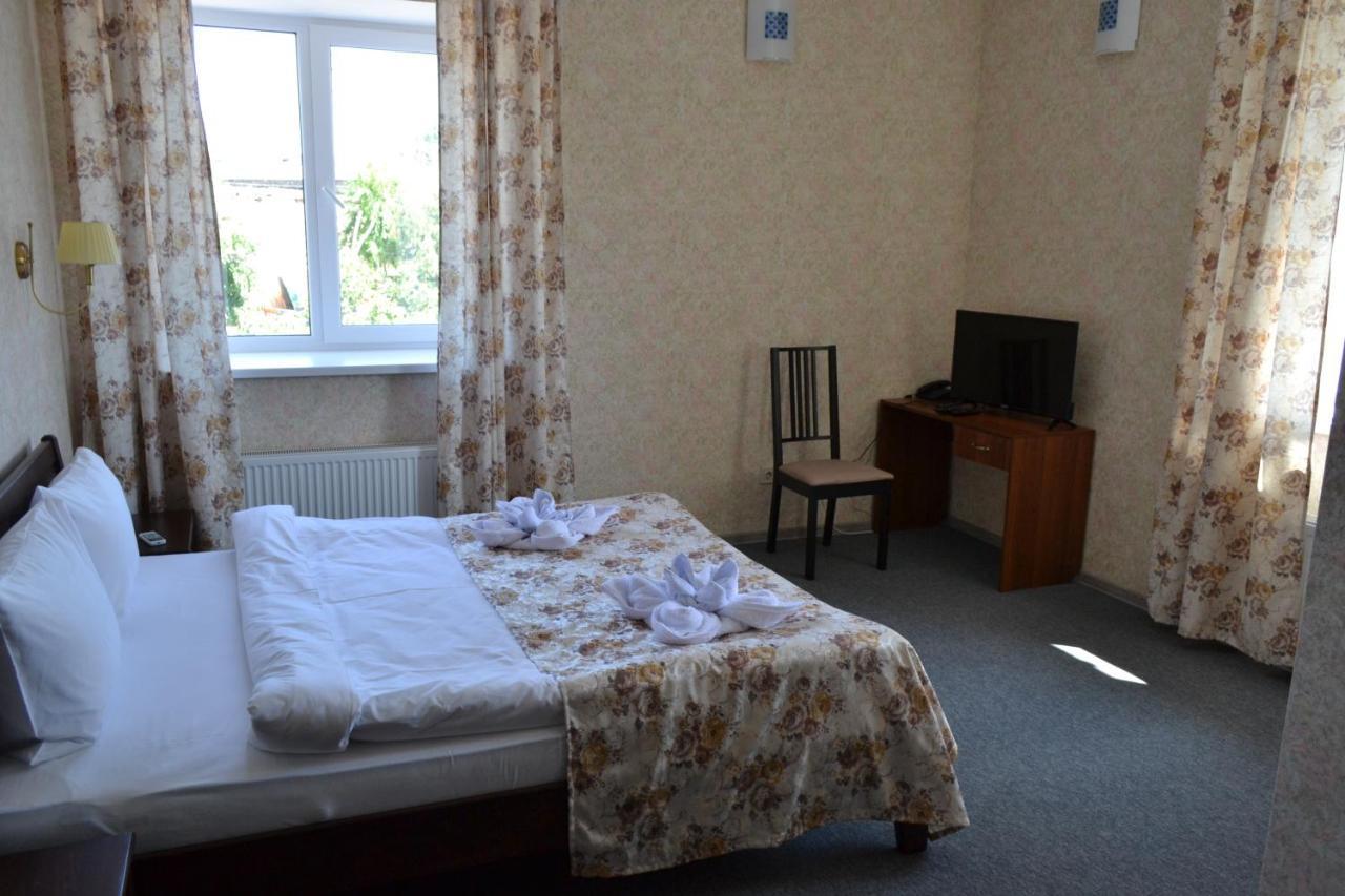 Три Сімки Otel Vışhorod Dış mekan fotoğraf