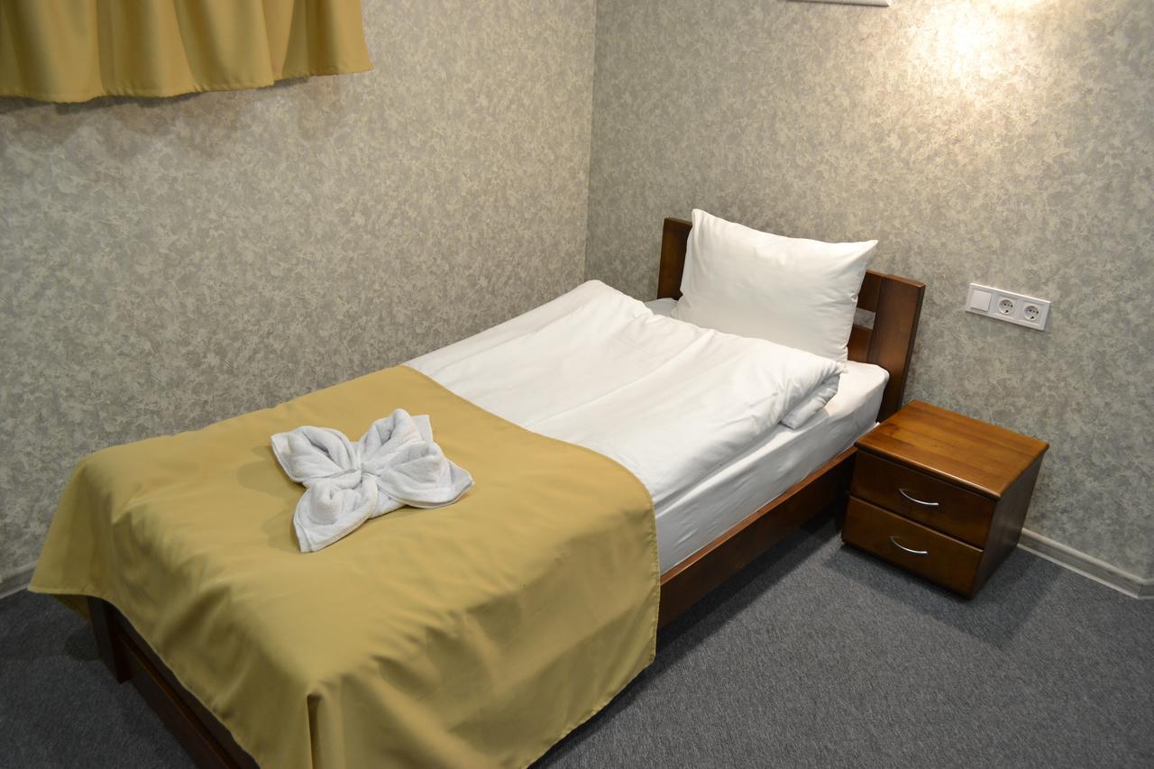 Три Сімки Otel Vışhorod Dış mekan fotoğraf