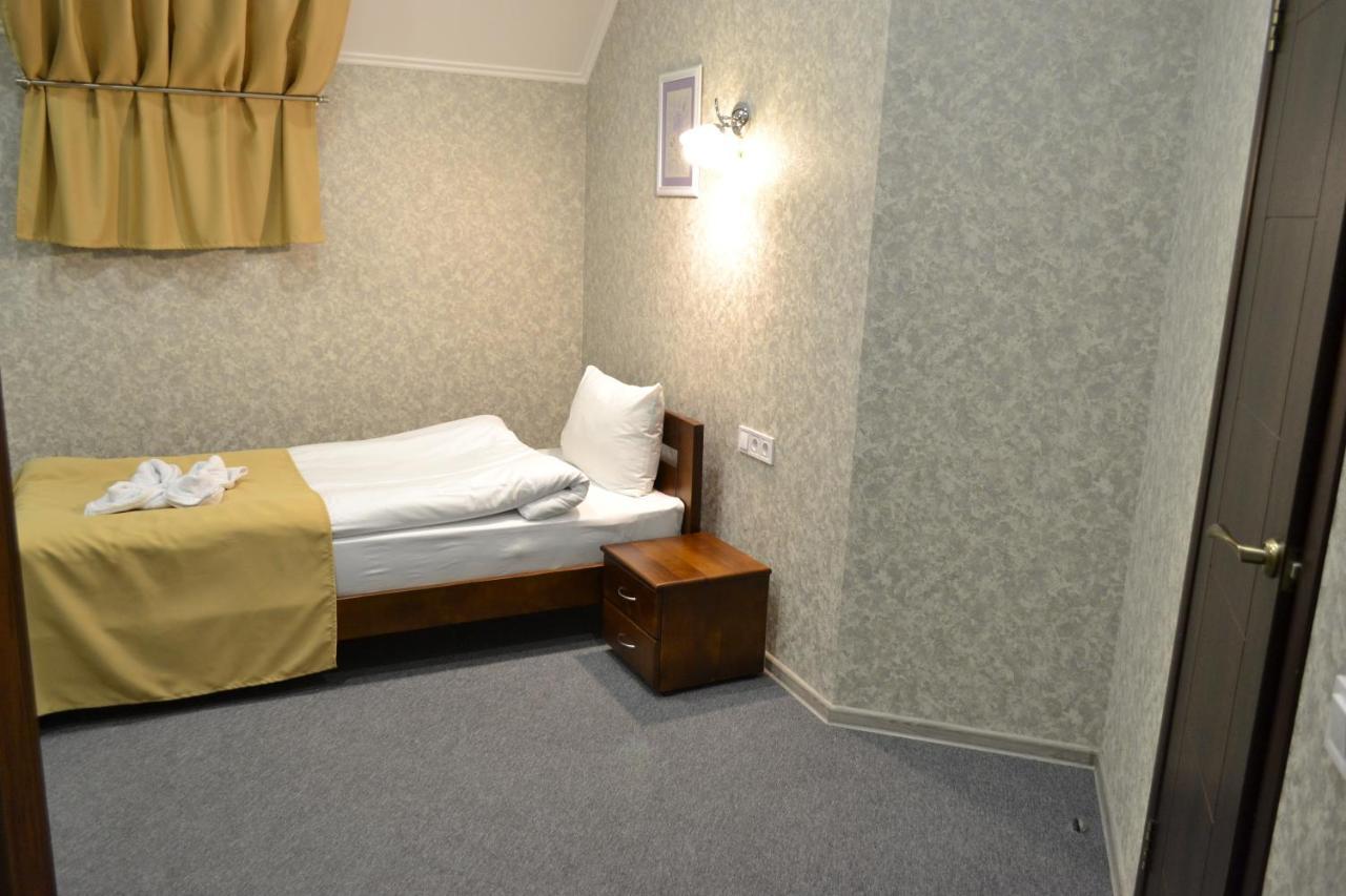 Три Сімки Otel Vışhorod Dış mekan fotoğraf