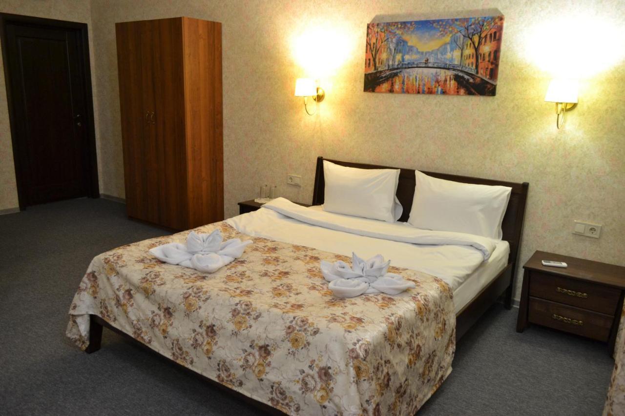 Три Сімки Otel Vışhorod Dış mekan fotoğraf