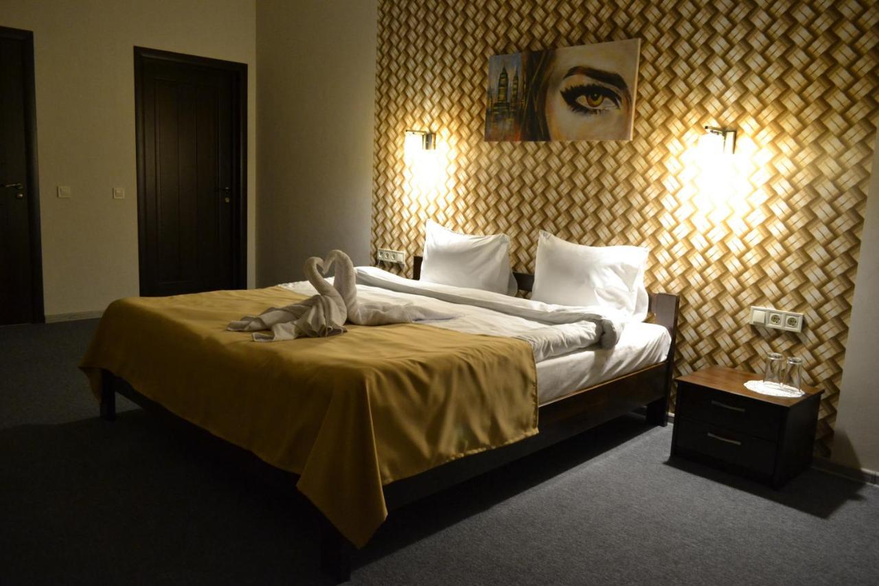 Три Сімки Otel Vışhorod Dış mekan fotoğraf