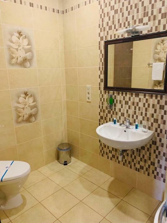 Три Сімки Otel Vışhorod Dış mekan fotoğraf