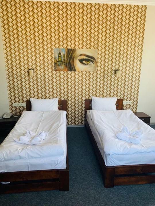 Три Сімки Otel Vışhorod Dış mekan fotoğraf